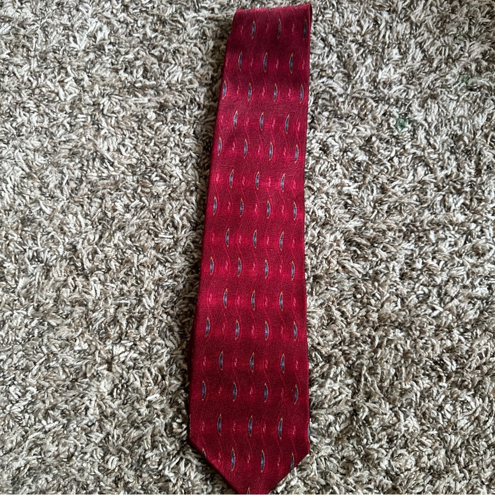 Elegant Red Geometric Silk Tie
